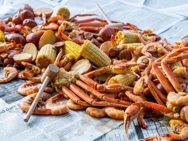 Oasis Supply, Crab Bib, Newspaper Placemats, Butcher Paper Table Cover & Wet Wipe Bundle - 25 Disposable Bibs, Placemats, & Moist Towelettes for Crawfish Boil, Seafood Fest, or Crab Bakes